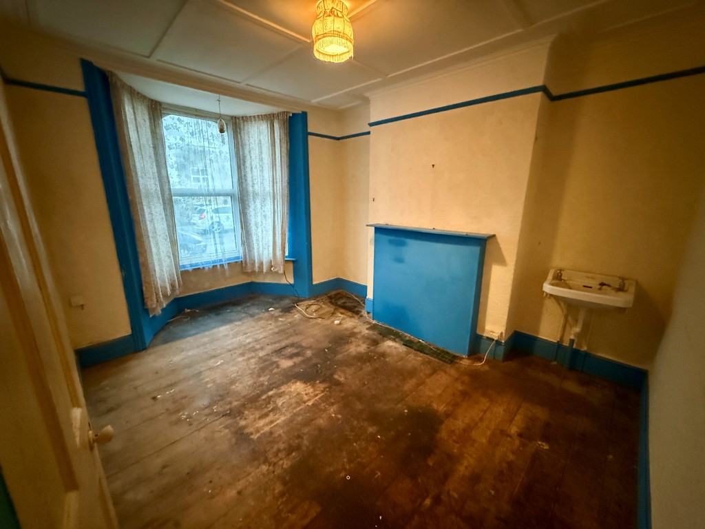 Lot: 40 - THREE STOREY HOUSE WITH POTENTIAL FOR SUB-DIVISION - Living room with bay window